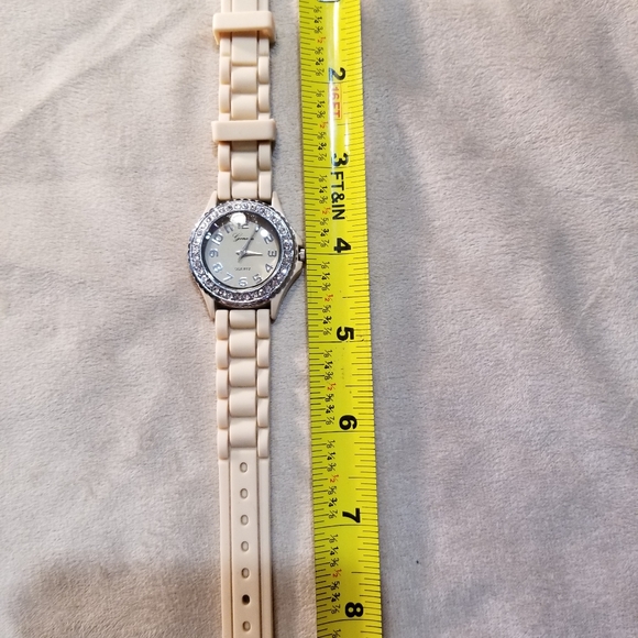 Silvertone Quartz battery watch - Picture 1 of 8